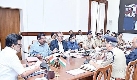சட்டம் ஒழுங்கு ஆய்வுக் கூட்டம் முதல்வர் மு.க.ஸ்டாலின் தலைமையில் சென்னையில் நேற்று நடைபெற்றது. இதில் தலைமைச் செயலாளர் நா.முருகானந்தம், டிஜிபி சங்கர் ஜிவால் உள்ளிட்டோர் பங்கேற்றனர்.