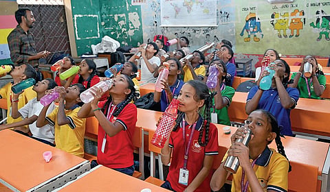 அரசுப் பள்ளிகளில் மாணவ, மாணவிகள் தண்ணீர் அருந்துவதை உறுதி செய்யும் ‘வாட்டர் பெல்' திட்டம் நடைமுறைக்கு வந்தது. அதன்படி ஒவ்வொரு நாளும் 3 வேளை ‘வாட்டர் பெல்’ அடிக்கப்படும், அப்போது மாணவர்கள் தண்ணீர் அருந்த வேண்டும். அமைந்தகரையில் உள்ள சென்னை நடுநிலைப் பள்ளியில் நேற்று ‘வாட்டர் பெல்’ அடித்ததும் தண்ணீர் அருந்திய மாணவர்கள். | படம்: எஸ்.சத்தியசீலன் |