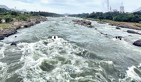 மேட்டூர் அணையின் உபரிநீர் போக்கியான 16 கண் மதகுகள் வழியாக திறக்கப்பட்ட தண்ணீர் காவிரி ஆற்றில் ஆர்ப்பரித்துச் செல்கிறது.