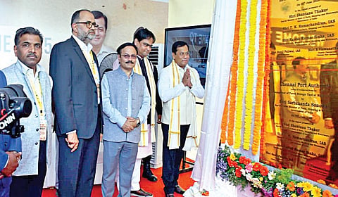 சென்னை துறைமுகத்தில் 4 புதிய திட்டங்களுக்கு மத்திய துறைமுகங்கள், கப்பல் மற்றும் நீர்வழிகள் துறை அமைச்சர் சர்பானந்த சோனாவால் அடிக்கல் நாட்டி தொடங்கி வைத்தார். உடன் செயலாளர் ராமச்சந்திரன், சென்னை துறைமுக சபை தலைவர் சுனீல்பாலிவால் உள்ளிட்டோர்.