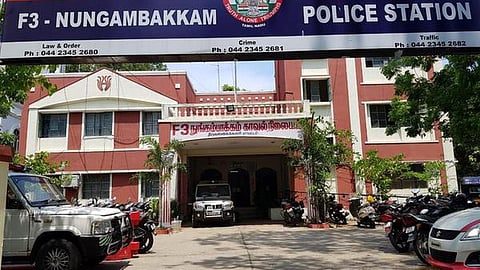 சென்னை: மயக்க ஊசி போட்டு 8 வயது சிறுமியிடம் பாலியல் அத்துமீறலில் ஈடுபட்டதாக எஸ்.ஐ மீது குற்றச்சாட்டு