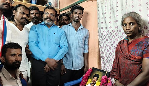 அஜித்குமாரின் குடும்பத்தினரை விசிக தலைவர் திருமாவளவன் நேரில் சந்தித்து ஆறுதல் கூறினார்