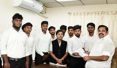 அதிமுக பொதுச் செயலாளர் எடப்பாடி பழனிசாமியை சட்டக் கல்லூரி மாணவர்கள் சந்தித்துப் பேசினர்