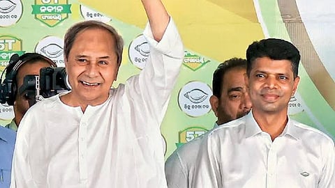 ஒடிசா முன்னாள் முதல்வர் நவீன் பட்நாயக் உடன் முன்னாள் ஐஏஎஸ் அதிகாரி வி.கே.பாண்டியன்.