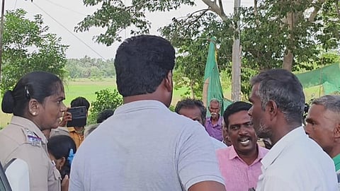 மாணவிகளிடம் மது போதையில் தகராறு: டாஸ்மாக் கடையை மூடிய மக்கள்!