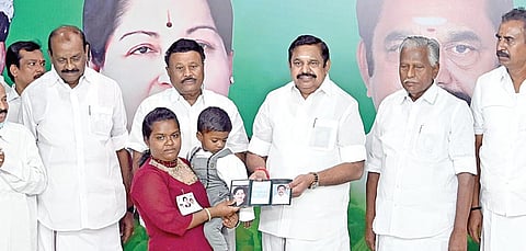 அண்ணா தொழிற்சங்க பேரவையில் உறுப்பினர்களாக உள்ள நலிந்த தொழிலாளர்கள்
171 பேருக்கு தலா ரூ.1 லட்சம் வீதம் மொத்தம் ரூ.1.71 கோடியை குடும்ப நல நிதியாக அதிமுக பொதுச்செயலாளர் பழனிசாமி சென்னை ராயப்பேட்டையில் உள்ள கட்சி தலைமை அலுவலகத்தில் நேற்று வழங்கினார். படம்: எஸ்.சத்தியசீலன்