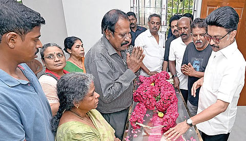 தமிழறிஞர் வா.மு.சேதுராமன் உடலுக்கு முதல்வர் ஸ்டாலின் அஞ்சலி செலுத்தி, குடும்பத்தினருக்கு ஆறுதல் கூறினார்.