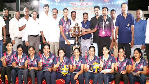 71-வது தமிழ்நாடு சீனியர் வாலிபால் சாம்பியன்ஷிப் போட்டியின் மகளிர் பிரிவில் கோப்பையை வென்ற சென்னை ஐசிஎஃப் அணியினர்.