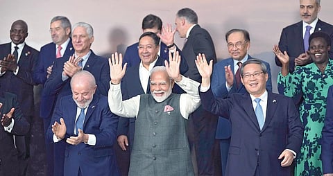 பிரிக்ஸ் உச்சி மாநாட்டின் நிறைவு நாளான நேற்று பிரதமர் மோடி, பிரேசில் அதிபர் லூலா டா சில்வா, சீன பிரதமர் லி கியாங் உள்ளிட்ட தலைவர்கள் குழு புகைப்படம் எடுத்துக் கொண்டனர்.