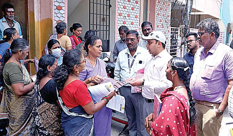 சென்னை திரு.வி.க. நகரில் ‘உங்களுடன் ஸ்டாலின்’ திட்டம் முகாமுக்கான விண்ணப்பத்தை வீடு, வீடாக விநியோகிக்கும் அதிகாரிகள் மற்றும் தன்னார்வலர்கள். | படம்: எஸ்.சத்தியசீலன் |