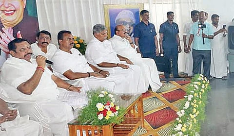 தேக்கம்பட்டியில் விவசாயிகளுடன் கலந்துரையாடிய அதிமுக பொதுச் செயலாளர் பழனிசாமி. அருகில் முன்னாள் அமைச்சர் எஸ்.பி.வேலுமணி உள்ளிட்டோர். | படம்: ஜெ.மனோகரன் |