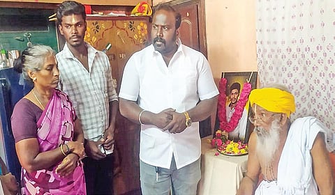 திருப்புவனம் அருகே மடப்புரத்தில் அஜித்குமார் குடும்பத்தினரை சந்தித்து ஆறுதல் கூறிய அய்யா வைகுண்டர் வழி பாலபிரஜாபதி அடிகளார்.