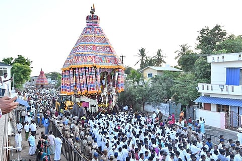 கண்டதேவி சொர்ணமூர்த்தீஸ்வர் கோயில் தேரோட்டம்: அனைத்து சமூகத்தினரும் வடம் பிடித்து இழுத்தனர்