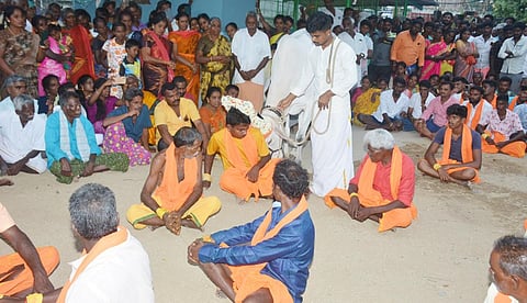 கிராம பூசாரியாக இளைஞரை தேர்வு செய்த ‘மைசூர் காளை’ - கிருஷ்ணகிரி அருகே கோயிலில் நூதனம்
