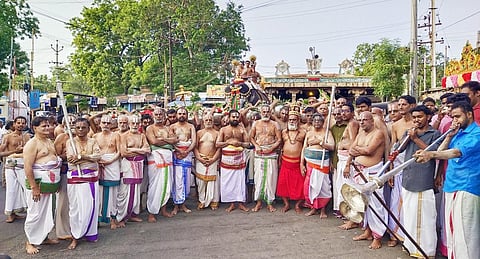 திருச்சி ஸ்ரீரங்கம் ரங்கநாதர் கோயில் ஜேஷ்டாபிஷேகத்தை முன்னிட்டு காவிரி ஆற்றில் இருந்து புனிதநீர் தங்க குடத்தில் சேகரிக்கப்பட்டு கோயில் யானை ஆண்டாள் மீது எடுத்துவரப்பட்டது.