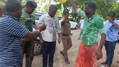 தைலாபுரத்தில் உள்ள பாமக நிறுவனர் ராமதாஸ் வீட்டின் முன்பு தீக்குளிக்க முயன்ற தொண்டர்கள்