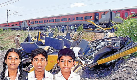 கடலூர் அருகேயுள்ள செம்மங்குப்பத்தில் ரயில்வே கிராசிங்கை கடக்க முயன்றபோது விபத்துக்குள்ளாகி நொறுங்கிய தனியார் பள்ளி வேன். (உள்படம்) விபத்தில் உயிரிழந்த சாருமதி, செழியன், நிமிலேஷ். | படங்கள்: எம்.சாம்ராஜ் |
