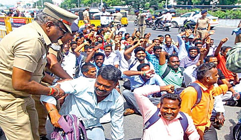 பணி நிரந்தரம் கோரி, சென்னை அண்ணாசாலை அருகே சிறை நிரப்பும் போராட்டம் நடத்த முயன்ற பகுதி நேர ஆசிரியர்களை காவல் துறையினர் கைது செய்தனர். | படங்கள்: ம.பிரபு |