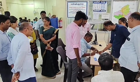 பரந்தூரில் அமைய உள்ள புதிய விமான நிலையத்துக்கு தங்களது இடத்தை வழங்கிய 19 பேர் அதனை தமிழ்நாடு தொழில் வளர்ச்சி நிறுவனத்துக்கு சார் பதிவாளர் அலுவலகத்தில் பத்திரப் பதிவு செய்து கொடுத்தனர்.