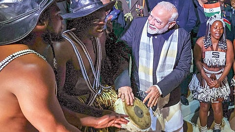 நமீபியா கலைஞர்களுடன் இசைக்கருவியை வாசித்து மகிழ்ந்த பிரதமர் நரேந்திர மோடி