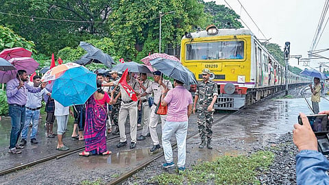 மேற்கு வங்க மாநிலம் சாந்திப்பூர் ரயில் நிலையத்தில் போராட்டத்தில் ஈடுபட்டவர்களை அகற்றும் போலீஸார். | படம்: பிடிஐ