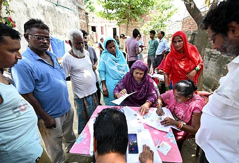 பிஹாரில் சிறப்பு தீவிர வாக்காளர் பட்டியல் திருத்தப் பணி. | படம்: சஷி சேகர் காஷ்யப்