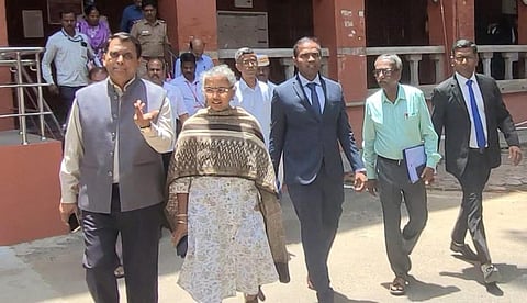 கோயில் நிலத்தில் உள்ள தனியார் பள்ளியை அகற்றக் கோரி பாஜக தொடர்ந்த அவமதிப்பு வழக்கில், தமிழக வருவாய் துறை செயலர் அமுதா உள்ளிட்ட 5 ஐஏஎஸ் அதிகாரிகள் சென்னை உயர் நீதிமன்றத்தில் நேற்று ஆஜராகினர்.