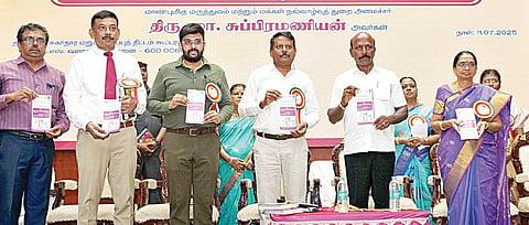 உலக மக்கள் தொகை தினத்தையொட்டி விழிப்புணர்வு உறுதிமொழி ஏற்று, பேரணியை கொடியசைத்து தொடங்கி வைத்து, இளம் பருவத்தினருக்கான விழிப்புணர்வு நலம் மற்றும் குடும்ப நல விளக்க கையேட்டை தமிழக சுகாதாரத் துறை அமைச்சர் மா.சுப்பிரமணியன் நேற்று வெளியிட்டார்.