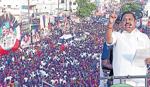 விழுப்புரம் மாவட்டம் வானூர் சட்டப்பேரவைத் தொகுதிக்கு உட்பட்ட திருச்சிற்றம்பலம் கூட்டு ரோட்டில் நேற்று பொதுமக்களிடையே பிரச்சாரம் மேற்கொண்ட அதிமுக பொதுச் செயலாளர் பழனிசாமி. | படங்கள்: எம்.சாம்ராஜ் |