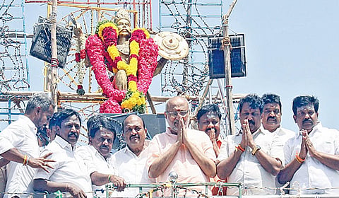 பாளையங்கோட்டையில் சுதந்திரப் போராட்ட வீரர் அழகுமுத்துக்கோன் சிலைக்கு மாலை அணிவித்து மரியாதை செலுத்திய மகாராஷ்டிரா மாநில ஆளுநர்
சி.பி.ராதாகிருஷ்ணன். உடன், தமிழக பாஜக தலைவர் நயினார் நாகேந்திரன் மற்றும் பாஜக, அதிமுக நிர்வாகிகள்.