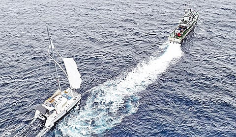 அமெரிக்காவின் ‘சீ ஏஞ்சல்’ பாய்மரப் படகை மீட்டு இழுத்து செல்கிறது இந்திய கடலோர காவல் படை கப்பல் ராஜ்வீர்.