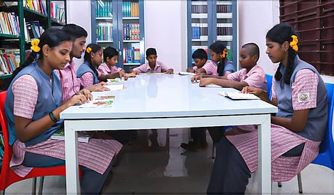 பள்ளி வகுப்பறைகளில் ‘ப’ வடிவில் இருக்கைகள் அமைக்க தமிழக அரசு அறிவுறுத்தல்