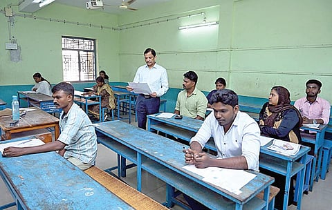 தேர்வுக் கூடம் ஒன்றில் ஆய்வு நடத்திய டிஎன்பிஎஸ்சி தலைவர் எஸ்.கே.பிரபாகர்.
