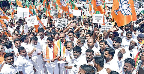 மதுரை மாநகராட்சி சொத்துவரி முறைகேட்டை கண்டித்து கோ.புதூரில் பாஜக சார்பில் நடைபெற்ற ஆர்ப்பாட்டத்தில் பங்கேற்ற கட்சியின் மாநிலத் தலைவர் நயினார் நாகேந்திரன் உள்ளிட்டோர். படம்: எஸ்.கிருஷ்ணமூர்த்தி