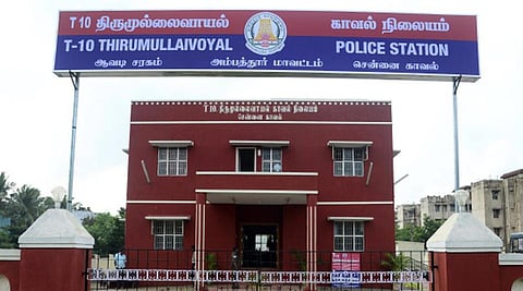படிப்பை தொடர வசதியின்றி தற்கொலை முயற்சி - மாணவிக்கு கல்வி உதவி வழங்கிய காவலர்களுக்கு பாராட்டு