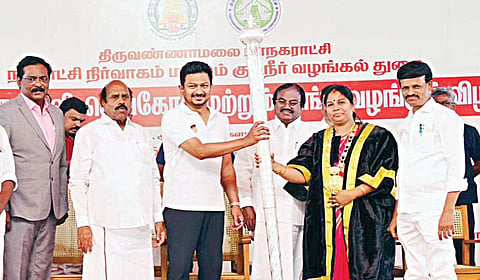 திருவண்ணாமலை மாநகராட்சி அலுவலகத்தில் நேற்று நடைபெற்ற விழாவில் மேயர் நிர்மலா வேல்மாறனுக்கு செங்கோல் வழங்கினார் துணை முதல்வர் உதயநிதி ஸ்டாலின். உடன், அமைச்சர் எ.வ.வேலு, சட்டப்பேரவை துணைத் தலைவர் கு.பிச்சாண்டி, எம்.பி. சி.என்.அண்ணாதுரை, மாவட்ட ஆட்சியர் க.தர்ப்பகராஜ் உள்ளிட்டோர்.