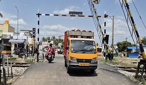 இன்டர்லாக் செய்யப்படாத கேட்களில் பாதுகாப்பு நடவடிக்கைகளை எடுக்க தெற்கு ரயில்வே அறிவுறுத்தல்