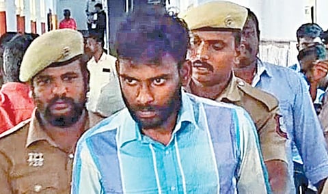 திருப்பத்தூர் நீதிமன்றத்துக்கு அழைத்து வரப்பட்ட குற்றவாளி ஹேமராஜ்.