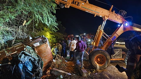 மாங்காய் ஏற்றி சென்ற லாரி கவிழ்ந்து ஆந்திராவில் 9 பேர் உயிரிழப்பு
