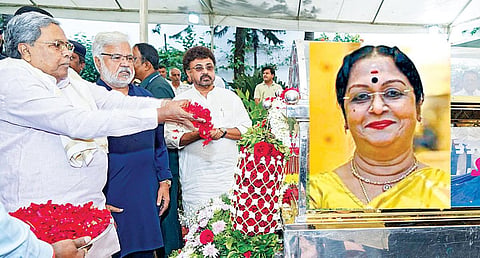மறைந்த நடிகை சரோஜாதேவியின் உடல் மண்டியா மாவட்டம் தஷாவரா கிராமத்தில் நேற்று பொதுமக்களின் அஞ்சலிக்காக வைக்கப்பட்டது. அவரது உடலுக்கு மலர்தூவி அஞ்சலி செலுத்துகிறார் கர்நாடக முதல்வர் சித்தராமையா.படம்:பிடிஐ