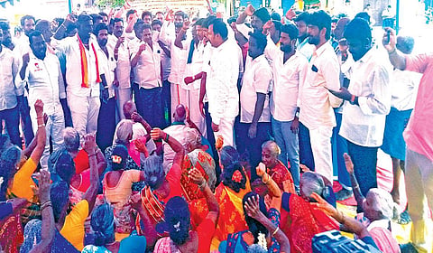ஆர்ப்பாட்டத்தில் ஈடுபட்ட 13 கிராமங்களைச் சேர்ந்த பொதுமக்கள் மற்றும் அரசியல் கட்சியினர்.