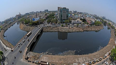 கூவம் ஆற்றின் கரையோரங்களில் உள்ள நீர்நிலை ஆக்கிரமிப்புகளை 8 வாரத்துக்குள் அகற்ற உத்தரவு