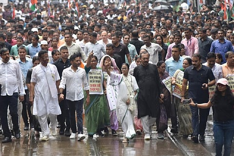கொல்கத்தாவில் கொட்டும் மழையில் பாஜகவுக்கு எதிராக மம்தா பேரணி | படம்: தெபாஷிஷ் பாதுரி