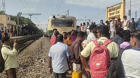 சிக்னல் கோளாறால் மின்சார ரயில் சேவை பாதிப்பு: விம்கோ நகரில் பயணிகள் போராட்டம்