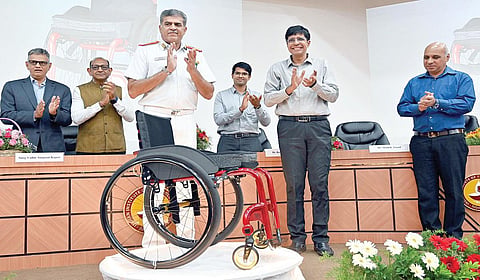சென்னை ஐஐடி சார்பில், மிக இலகுவான சக்கர நாற்காலியை அறிமுகப்
படுத்தும் நிகழ்ச்சி நேற்று நடைபெற்றது. இதில் இந்திய ராணுவ மருத்துவ
மனை தலைமை இயக்குனர் வைஸ் அட்மிரல் அனுபம், ஐஐடி இயக்குநர் காமகோடி உள்ளிட்டோர் பங்கேற்றனர். | படம்: எஸ்.சத்தியசீலன் |