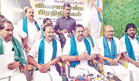 சிதம்பரத்தில் விவசாய சங்கப் பிரதிநிதிகளுடன் கலந்துரையாடிய பின்னர், செய்தியாளர்களிடம் பேசிய அதிமுக பொதுச் செயலாளர் பழனிசாமி.