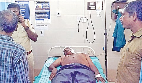 மாணவர்கள் தாக்கியதில் காயமடைந்து சிகிச்சை பெற்றுவரும் திருத்தங்கல் அரசு மேல்நிலைப் பள்ளி ஆசிரியர் சண்முகசுந்தரம்.
