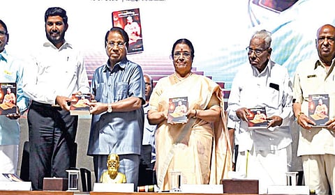 விஐடி பல்கலை.யில் நடந்த விழாவில் மறைமலை அடிகள் நாட்குறிப்பேடு நூலை விஐடி வேந்தர் கோ.விசுவநாதன் வெளியிட, விசிக எம்எல்ஏ ஆளூர் ஷாநவாஸ் பெற்றுக்கொண்டார். அருகில் நூலாசிரியர் மறை தி.தாயுமானவன், கம்பன் கழக செயலாளர் சாரதா நம்பி ஆரூரன், புலவர் பதுமனார் மற்றும் பலர். | படம்: எம்.முத்துகணேஷ் |