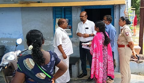 கிட்னி விற்பனை தொடர்பாக பள்ளிபாளையம் அன்னை சத்யா நகரில் நாமக்கல் மாவட்ட சுகாதாரப் பணிகள் இணை இயக்குநர் ராஜ்மோகன் தலைமையிலான மருத்துவக் குழுவினர் விசாரணை நடத்தினர்.