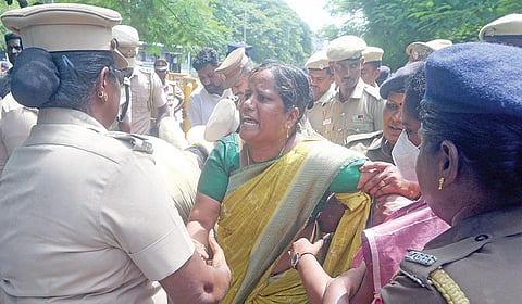 பல்வேறு கோரிக்கைகளை வலியுறுத்தி, டிட்டோஜேக் சார்பில் சென்னை டிபிஐ வளாகம் அருகே மறியல் போராட்டம் நடைபெற்றது. போராட்டத்தில் ஈடுபட்ட ஆசிரியர்களை போலீஸார் கைது செய்தனர்.